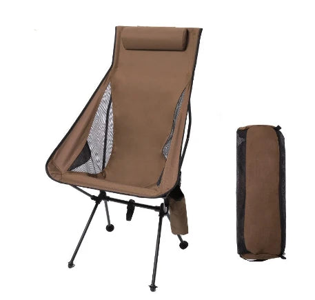 Brauner faltbarer Campingstuhl mit Kopfstütze und integrierter Stofftasche.