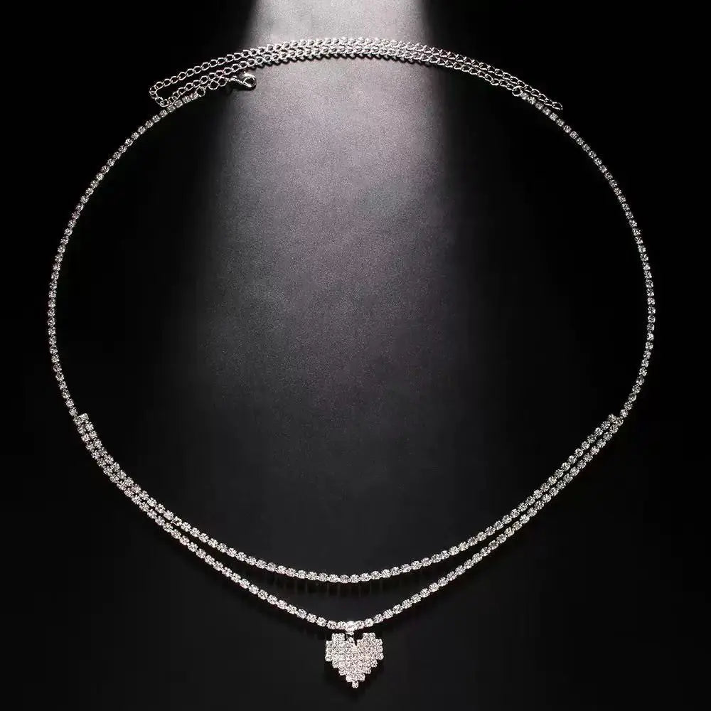 Collier délicat en strass argentés, goutte d'eau, avec pendentif cœur.