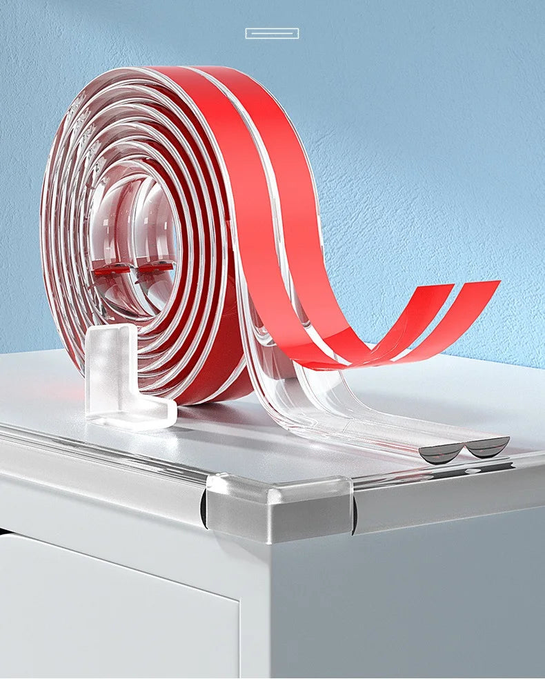 Rote und klare PVC-Sicherheitsstreifen, aufgerollt, zeigen transparenten Schutzrand für Möbel.