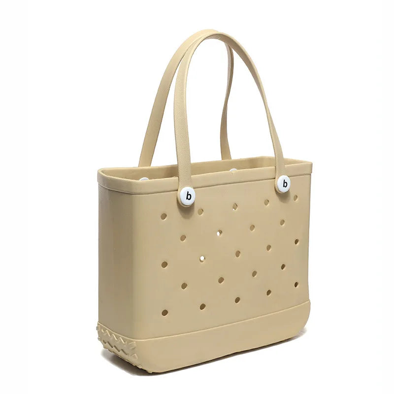 Beige tragbare EVA-Strandtasche mit perforiertem Design und hellbraunen Henkeln.