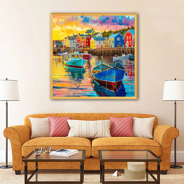 Peinture vibrante d'un village côtier avec des maisons et des bateaux colorés, affichée au-dessus d'un canapé marron.