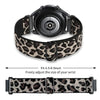 Reloj negro con correa deportiva de silicona estampado de leopardo sobre fondo blanco.