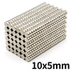 Haufen kleiner, zylindrischer Metall-Permanentmagnete mit 10x5mm Dimension.