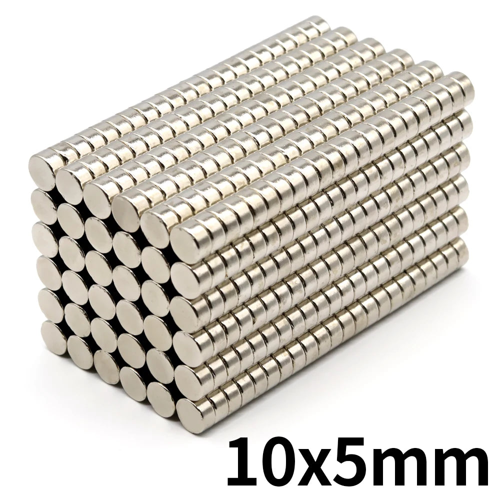 Haufen kleiner, zylindrischer Metall-Permanentmagnete mit 10x5mm Dimension.