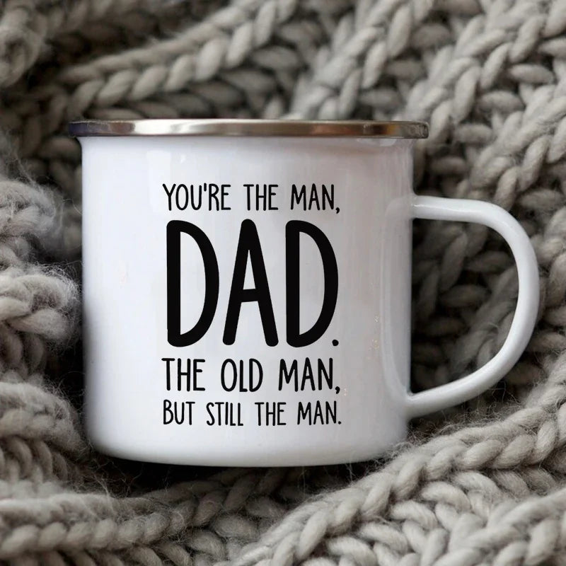 Tasse à café en émail blanc avec bordure argentée, texte : You're the man Dad The old man but still the man on a gray kni