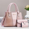 Pinkes Crocodenmuster-Patentlederhandtaschenset mit einer großen Tasche und einer Clutch.