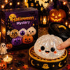 Un juguete antiestrés en forma de calabaza brillante, dentro de una caja de madera rodeada de decoraciones y artículos de Hal