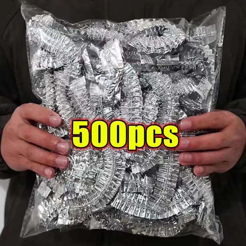 Eine Hand hält einen durchsichtigen Plastikbeutel mit 500 wiederverwendbaren Aluminium-Essacks zur Wärmespeicherung.