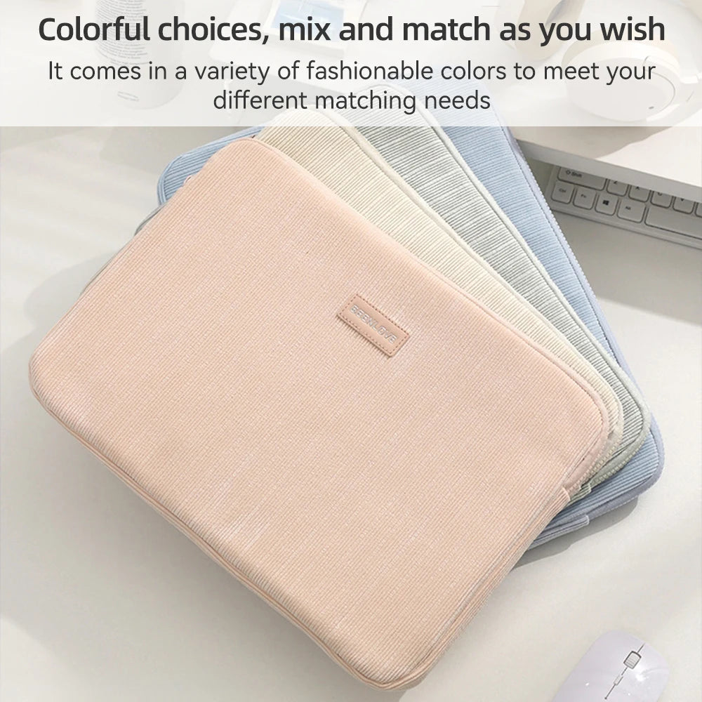 Una pila de fundas protectoras coloridas para laptops, en tonos rosa, beige y azul.