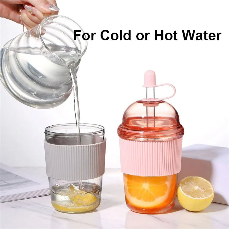 Ein klares Glas mit Wasser wird in ein kleines Glas gegossen, demonstriert seine Verwendung für kaltes oder heißes Wasser.