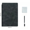 Bloc-notes en cuir noir et stylo noir avec une pochette blanche.