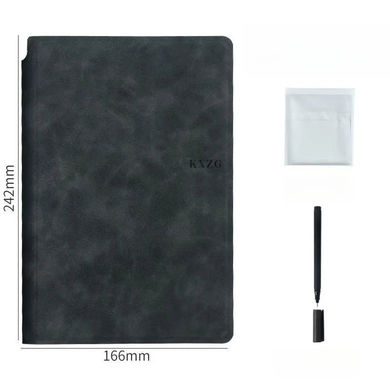 Bloc-notes en cuir noir et stylo noir avec une pochette blanche.