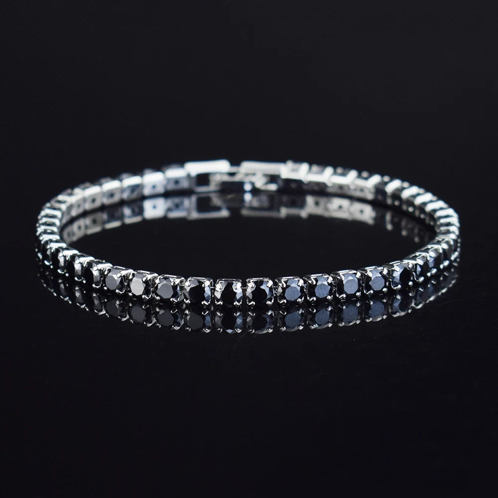 Rapproché d'un bracelet de tennis avec de petites pierres pavées sur une bande d'argent.
