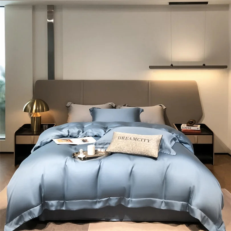 Helles blaues Luxus-Bambus-Bettwäsche-Set auf einem Bett mit neutralem Kopfteil und modernem Licht.