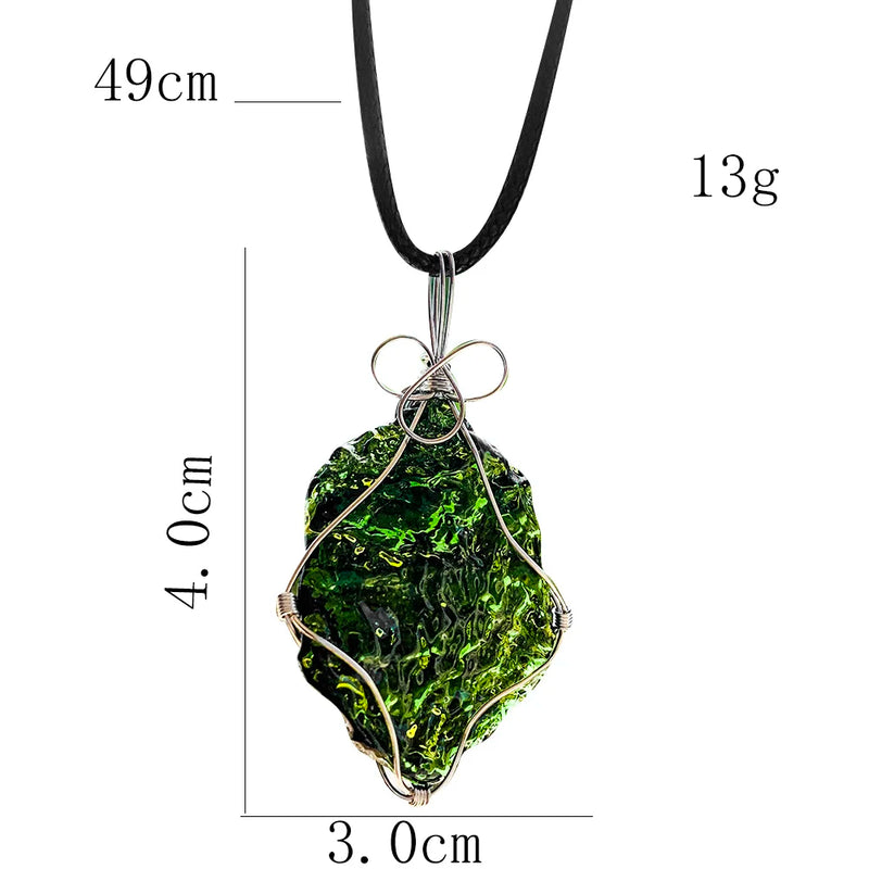Collar con Colgante de Moldavita Verde Envuelta en Alambre