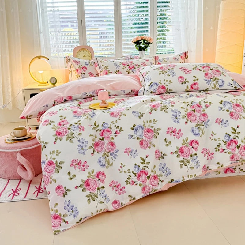 Rosa und weißes florales Bettbezug mit rosa Akzenten auf einem Bett in einem hellen Raum.