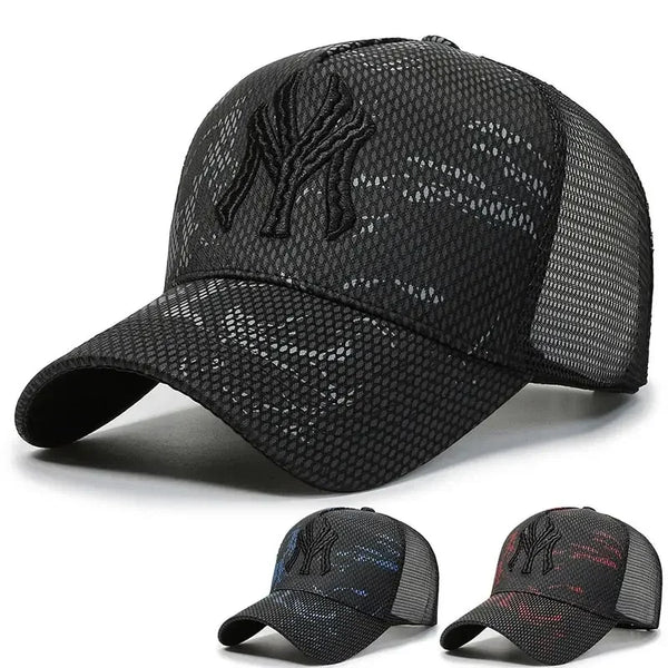 Gorra de béisbol de malla negra con patrón texturizado, vista desde arriba y el costado.