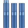 Un set de tres atomizadores de perfume azules de viaje, de pie.