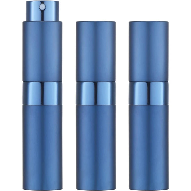 Un set de tres atomizadores de perfume azules de viaje, de pie.