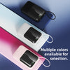 Drei tragbare Powerbanks in schwarz, weiß und pink auf blauem Hintergrund