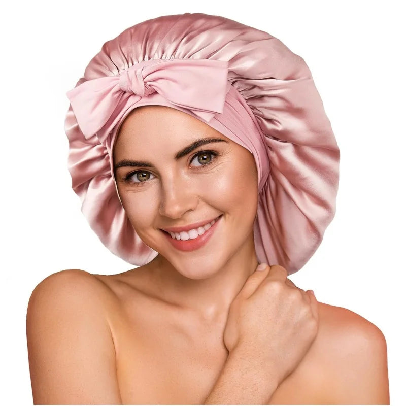 Une femme portant un bonnet de nuit en soie mulberry rose à double couche, noué en nœud.