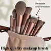 Eine Sammlung von Make-up-Pinseln mit zufälligen Borsten in einer hellbeigen Tasche.