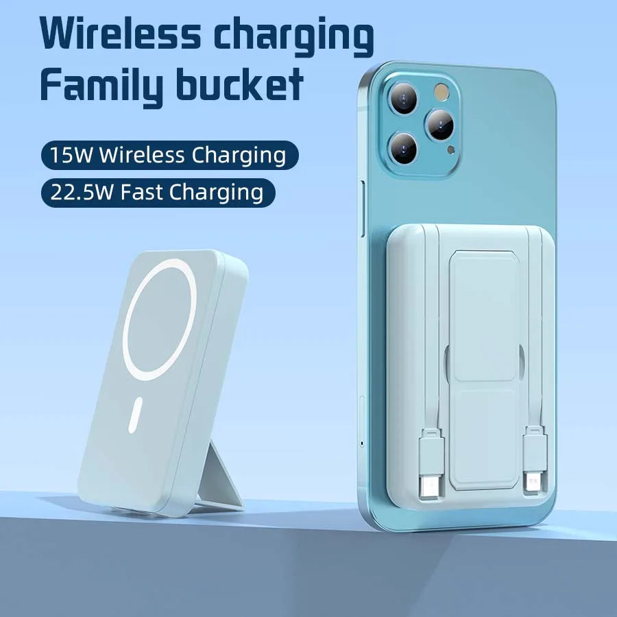 Helles blaues kabelloses Ladegerät für Familie, Powerbank neben einem Smartphone.