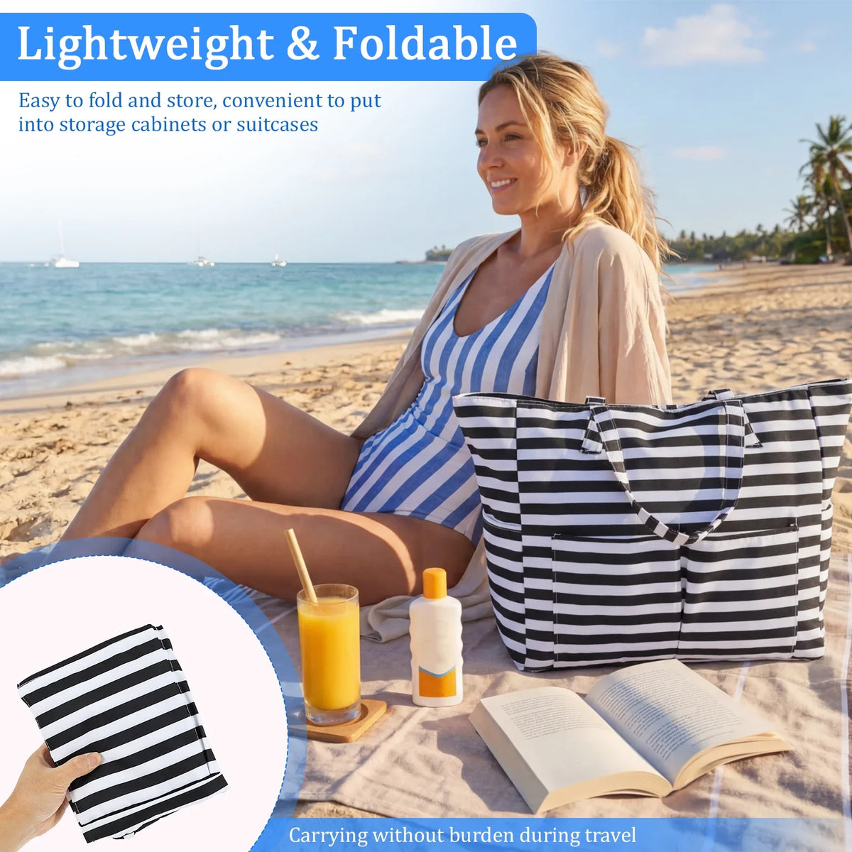 Une femme se relaxant sur une plage tenant un sac fourre-tout rayé avec une poche noire et blanche.