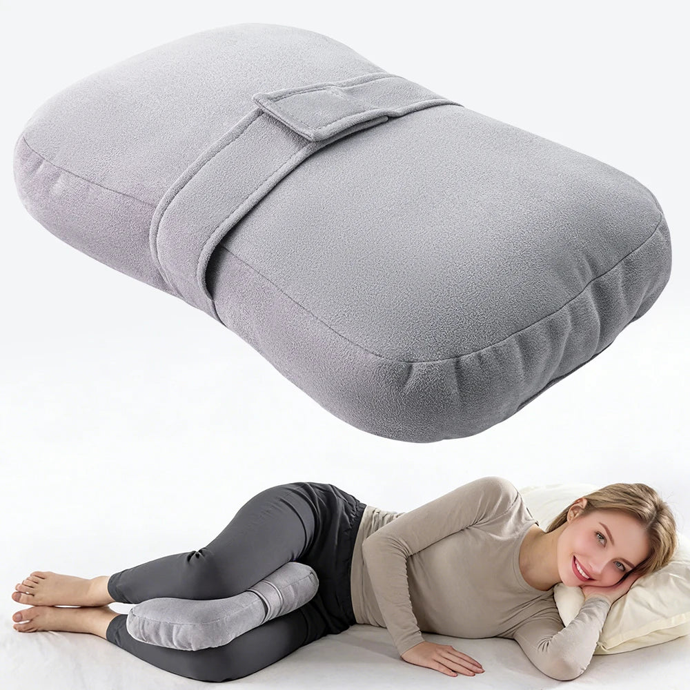 Un cojín ergonómico gris para la rodilla junto a una mujer acostada.
