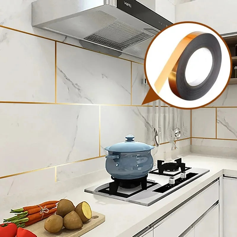 Gros plan d'un comptoir de cuisine avec des garnitures dorées décoratives et une casserole bleue sur une cuisinière.