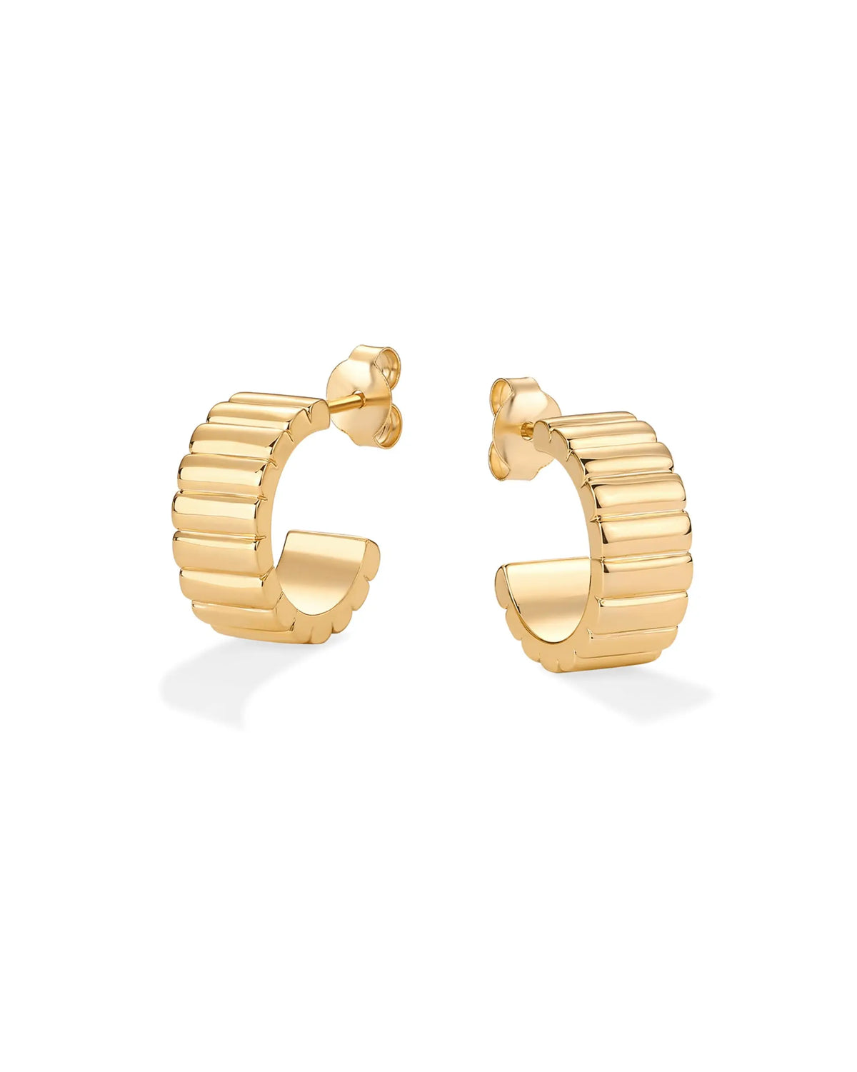 Une paire de boucles d'oreilles créoles dorées plaquées présentées sur fond blanc.