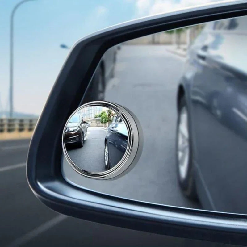 Nahaufnahme eines 360°-konvexen Blinden-Rückspiegels, montiert an einer Autotür.