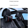 Primer plano de un reposacabezas y cojín de asiento de cuero negro con detalles rojos dentro de un vehículo.