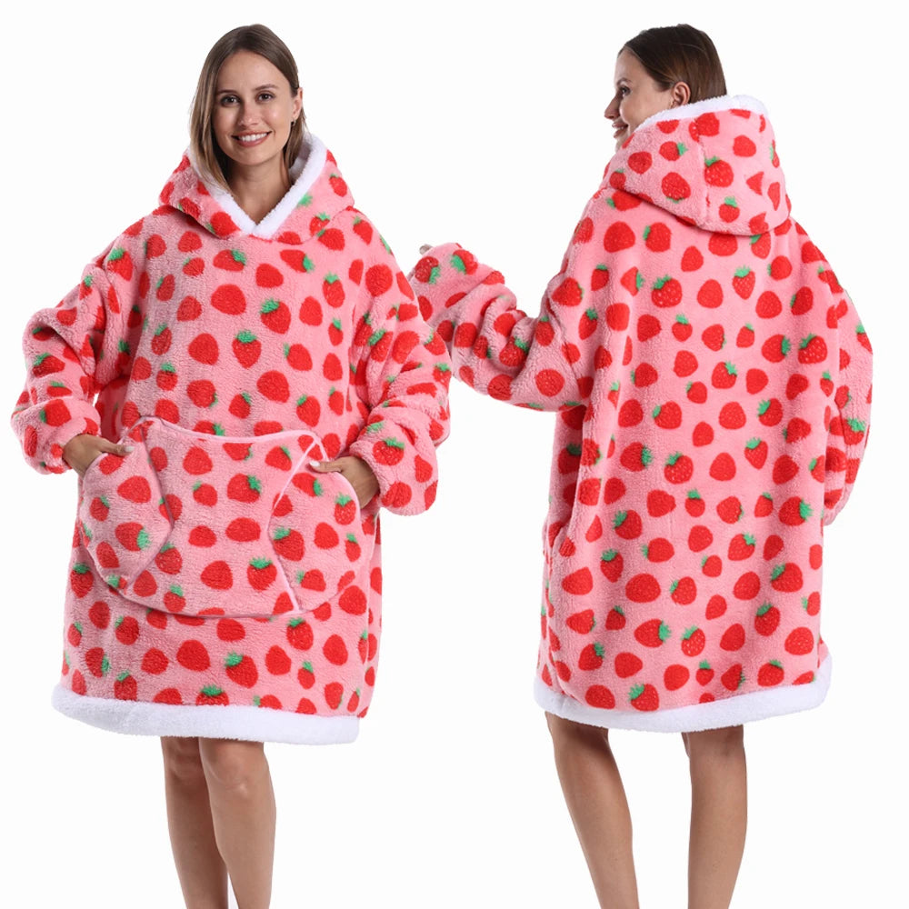 Zwei Frauen, die einen pink-strichigen Erdbeer-Muster-kuscheligen Patchwork-Hoodie aus Fleece präsentieren