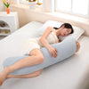 Una mujer yace en una cama blanca usando una almohada lateral de curva de ola ergonómica azul claro.