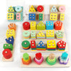 Collection de blocs de construction Montessori en bois colorés, de différentes formes et couleurs, disposés sur un plateau en