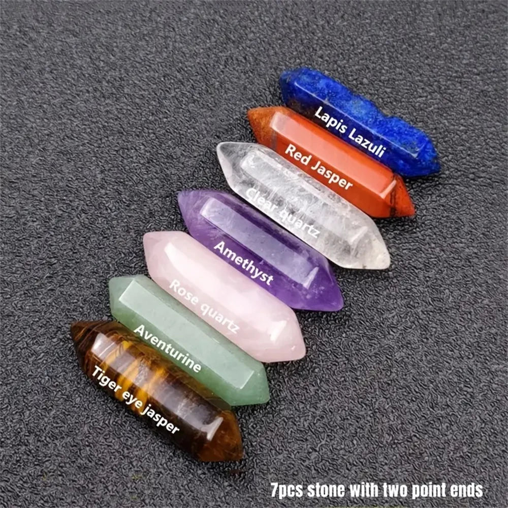 Sieben Steine verschiedener Farben, darunter Lapislazuli, Rotsjassperit, Quarz, Amethyst und Rosenquarz.
