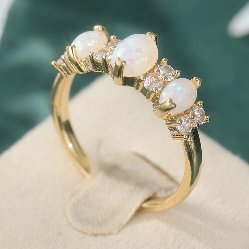 Bague plaquée or featuring des pierres d'opale synthétique ovales et des accents clairs.