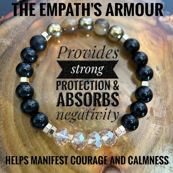 Bracelet à perles noires avec accents clairs, conçu pour offrir protection et absorber la négativité.