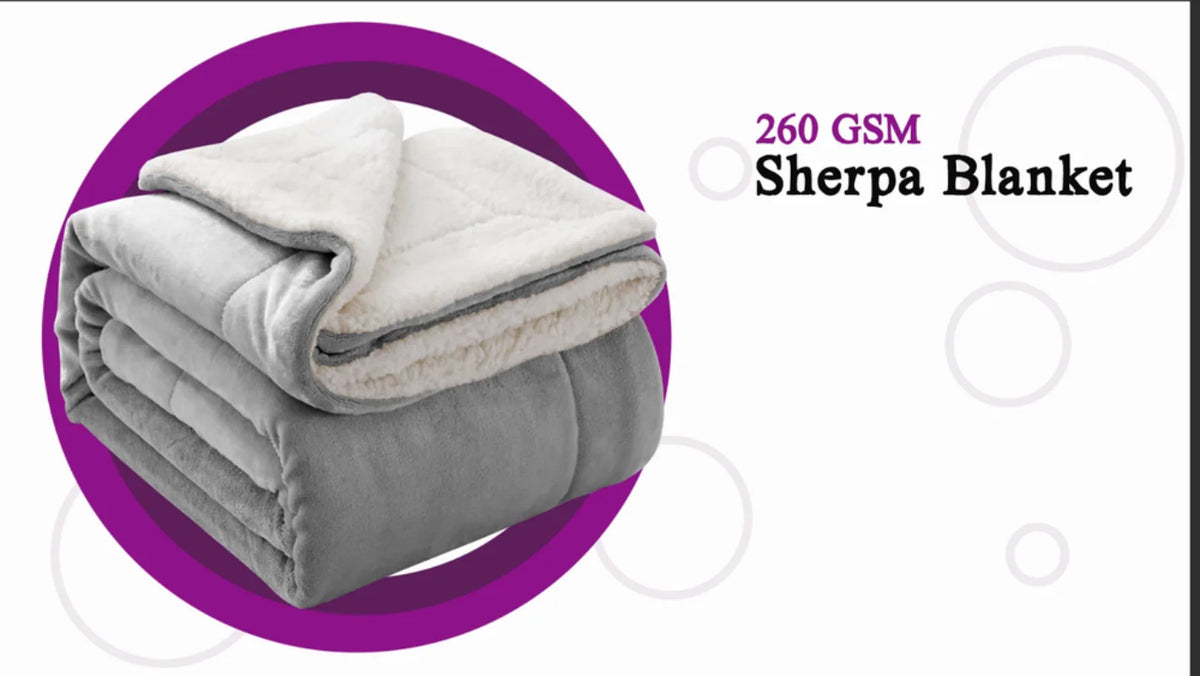 Manta gris sherpa doblada con forro de felpa blanca esponjosa, mostrada en un círculo morado.