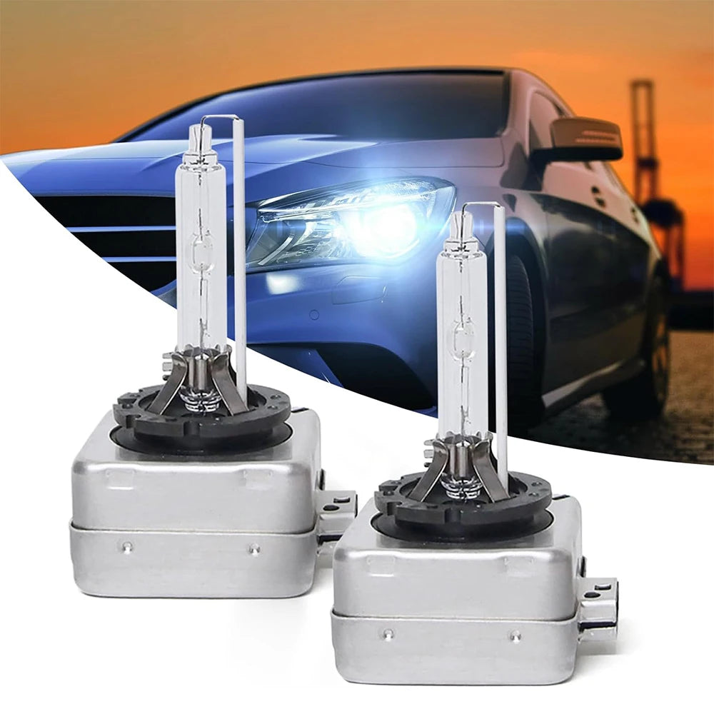 Dos bombillas de faro HID de xenón universal junto a un coche moderno con sus luces encendidas.