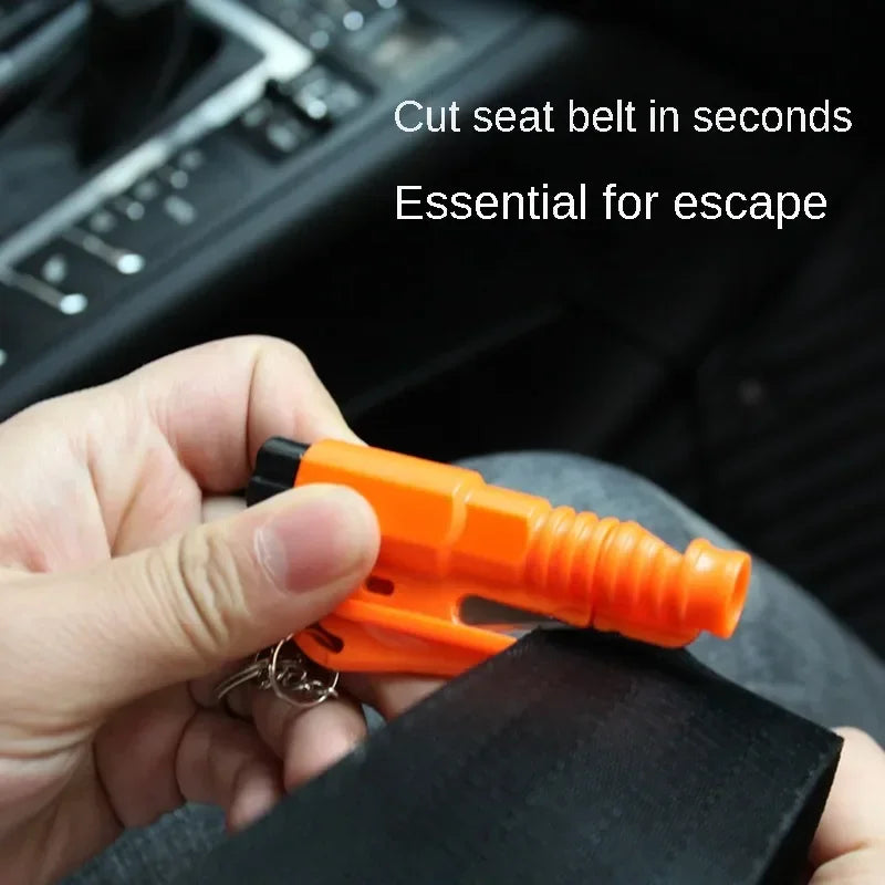 Una mano sostiene una herramienta de escape de coche naranja de emergencia, lista para usar.