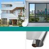 Nahaufnahme einer modernen Gebäudefassade mit großen Fenstern und architektonischen Details.