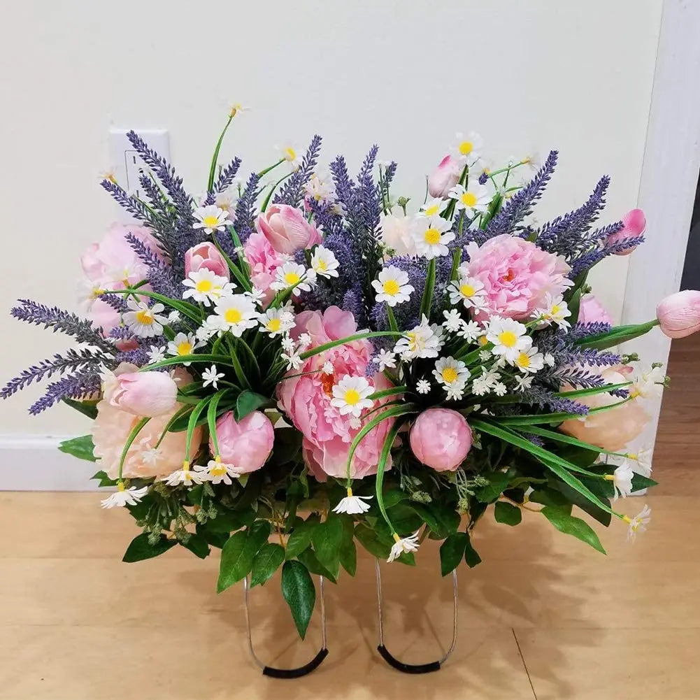 Ein Blumenstrauß aus lila und rosa Blumen, darunter Lavendel und Margeriten, für Dekoration.