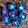 Un jeu de sept dés polyédriques dans différentes nuances de bleu et de violet reposant sur une surface texturée.