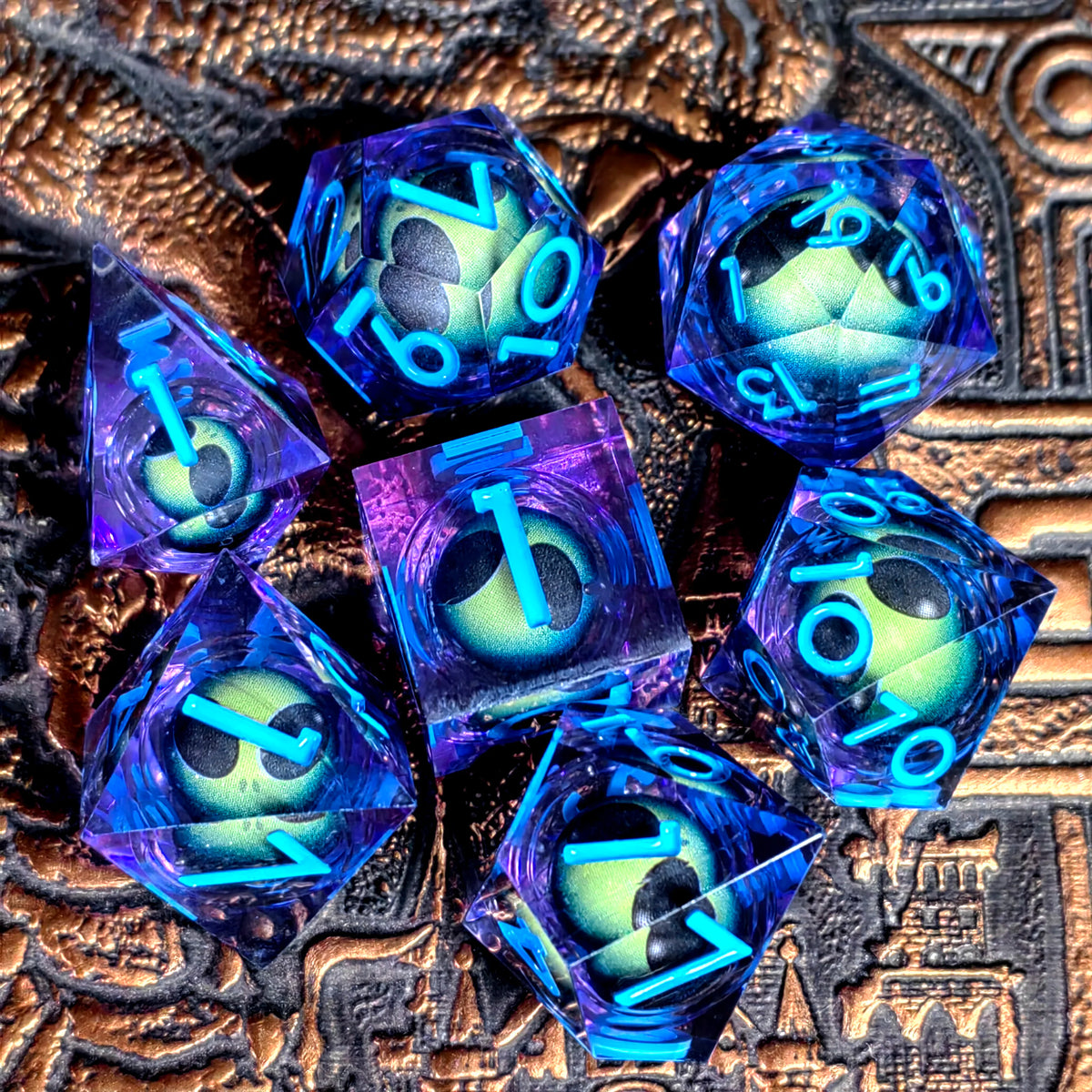 Un jeu de sept dés polyédriques dans différentes nuances de bleu et de violet reposant sur une surface texturée.