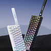 Nahaufnahme einer schwarzen mechanischen Tastatur mit rosa und lila Akzenten, 61-Tasten-Layout und abnehmbarem Switch