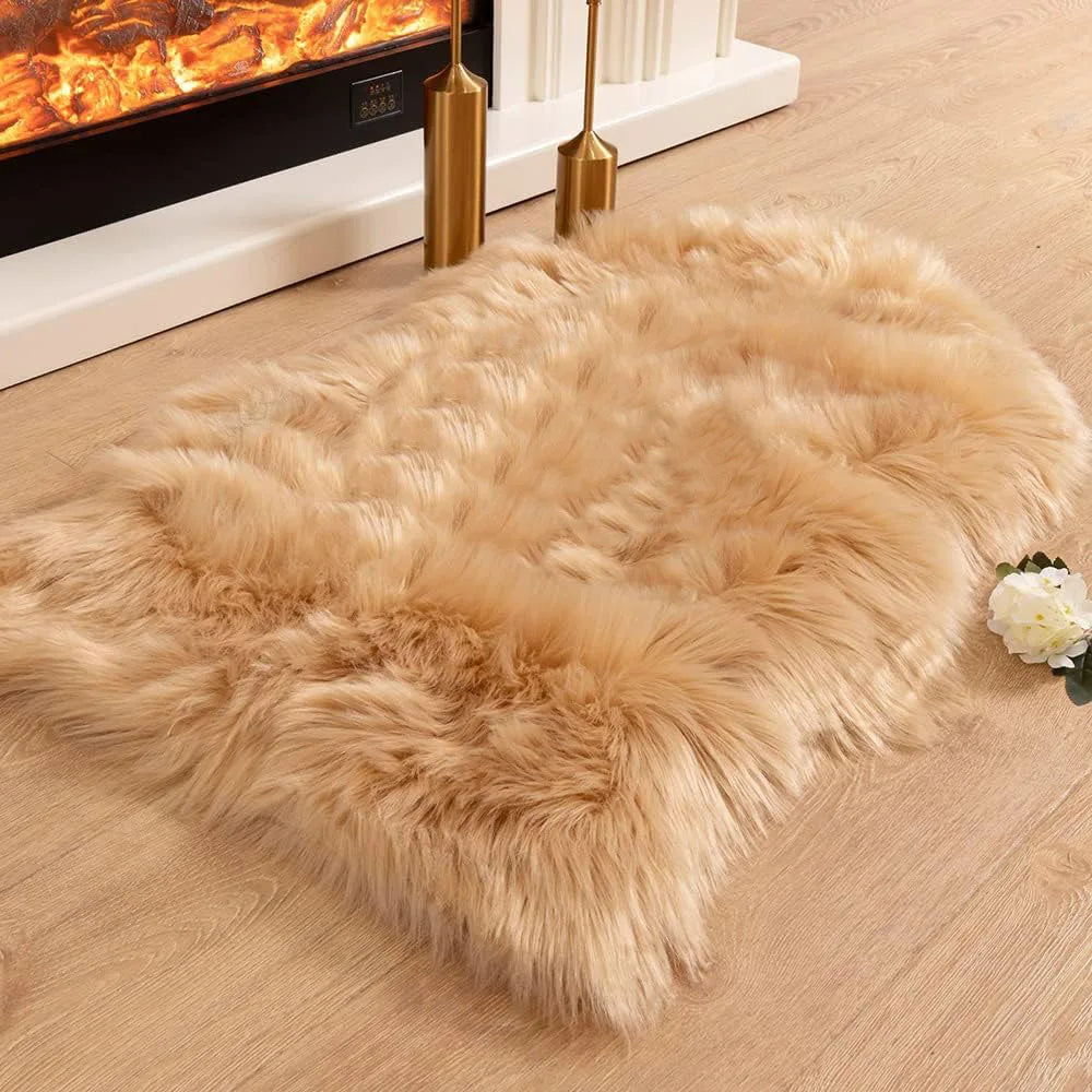 Un tapis en fausse fourrure brun clair posé sur un plancher en bois à côté d'une cheminée