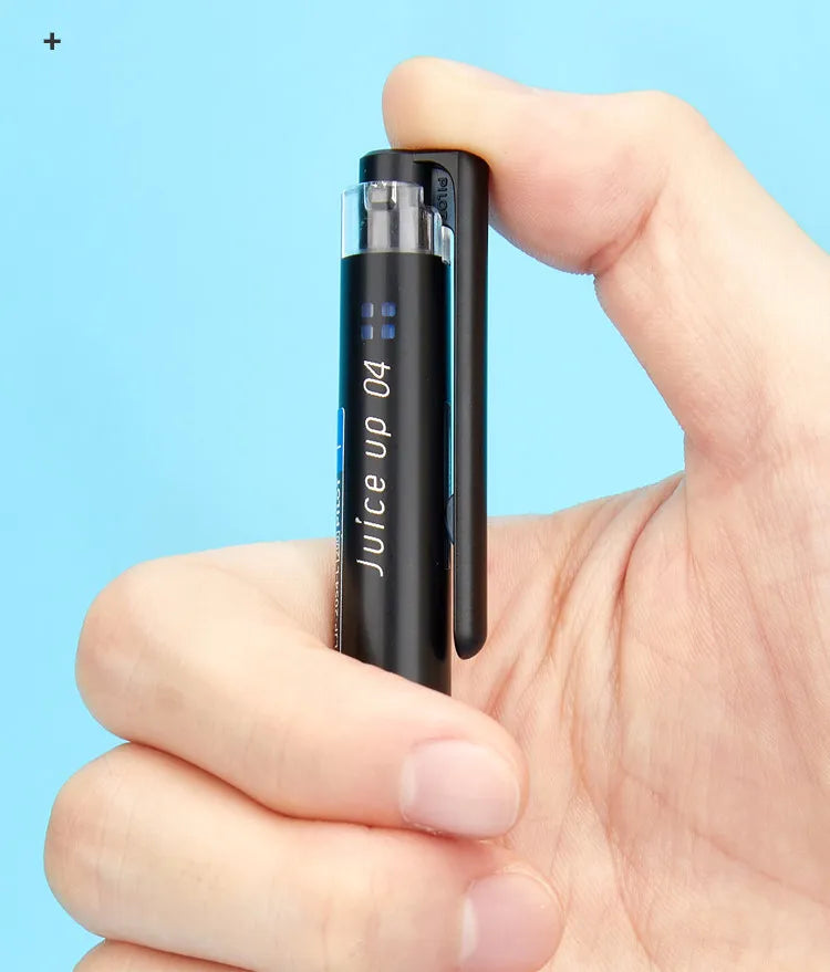 Eine Hand hält ein schwarzes Pilot Juice Up Gelstiftset, das den Barrel und die Spitze zeigt.