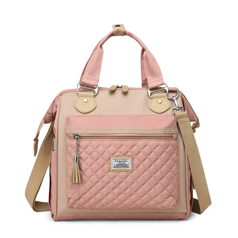 Pinke isolierte Thermotasche mit tanen Trägern und gestepptem Design.